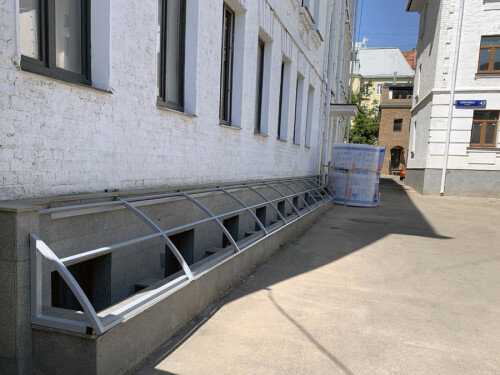 Козырек над цокольным этажом офиса, г.&nbsp;Москва